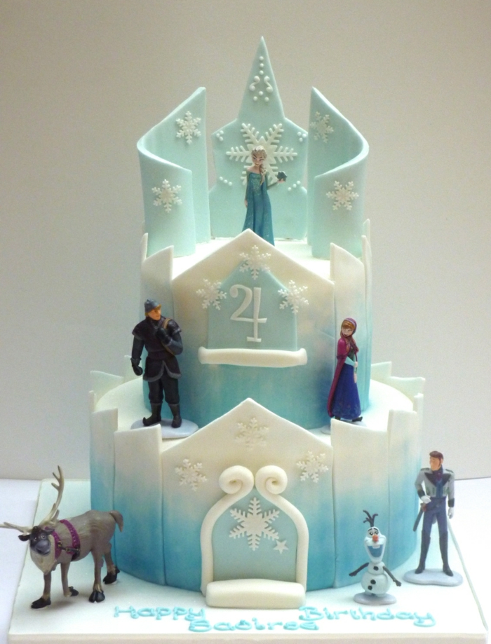 gâteau-reine-des-neiges-photo-sur-gateau-elsa-et-anna-figurine-pate-a-sucre-le-chateau
