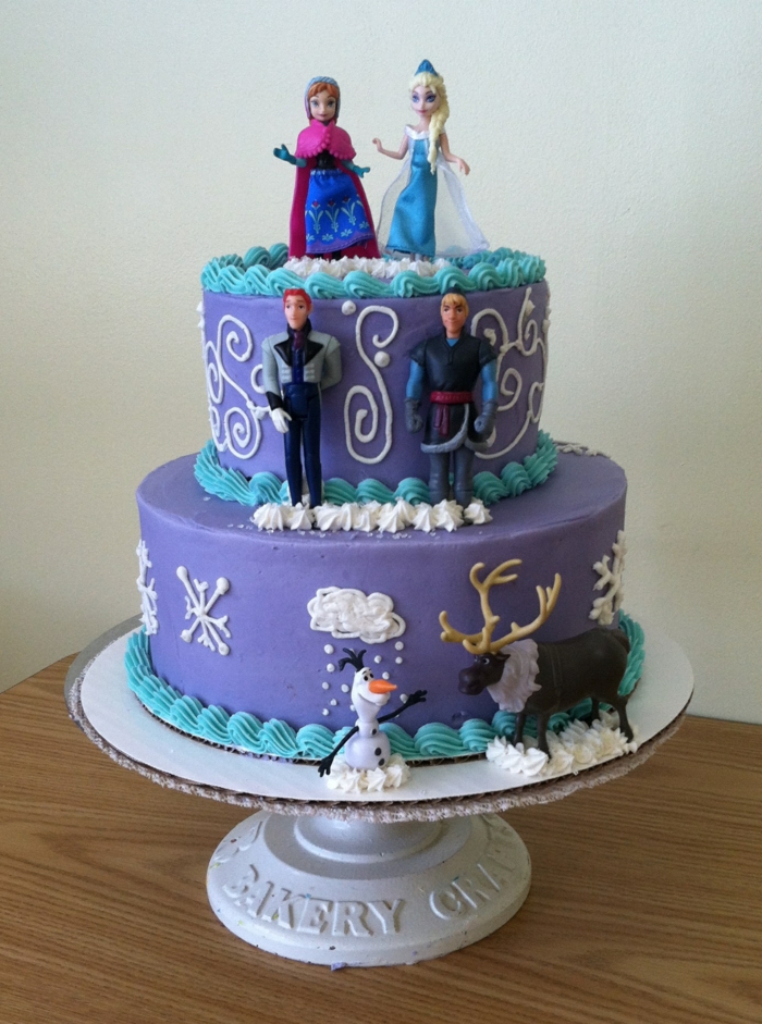 gâteau-reine-des-neiges-photo-sur-gateau-elsa-et-anna-figurine-pate-a-sucre-violet