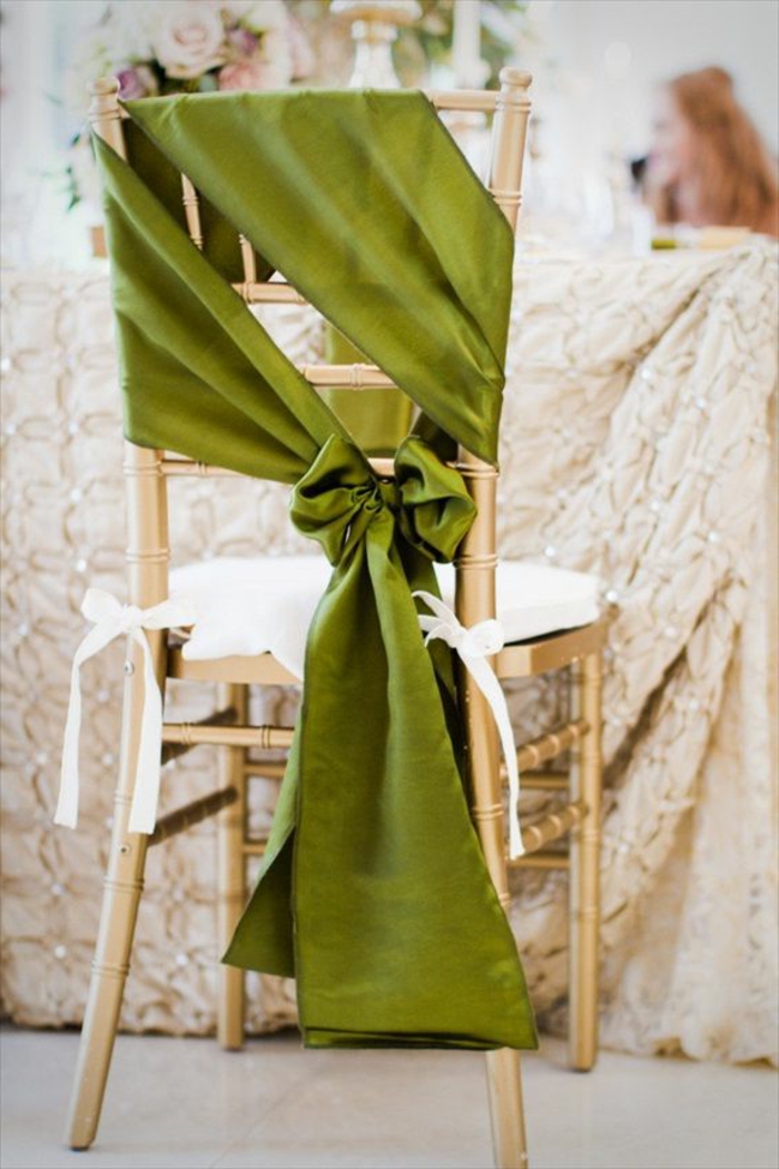 hausse-de-chaise-pour-mariage-avec-un-ruban-vert-pour-decorer-les-chaises-de-mariage