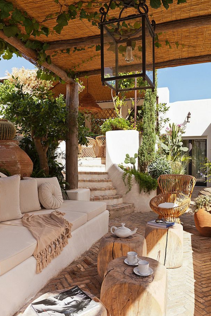 idee-amenagement-jardin-avec-meubles-d-extérieur-en-bois-pour-le-jardin-de-style-rustique