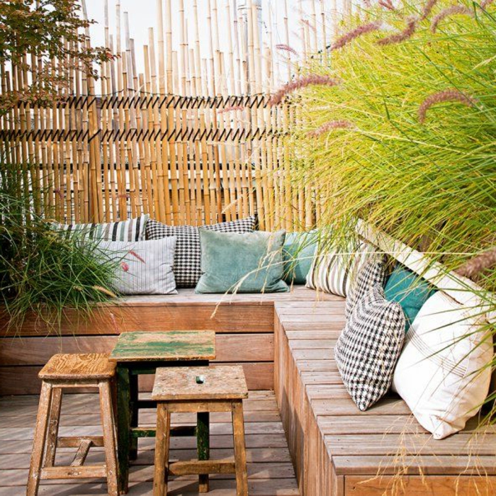 idee-amenagement-jardin-avec-un-banc-en-planchers-et-coussins-d-extérieur