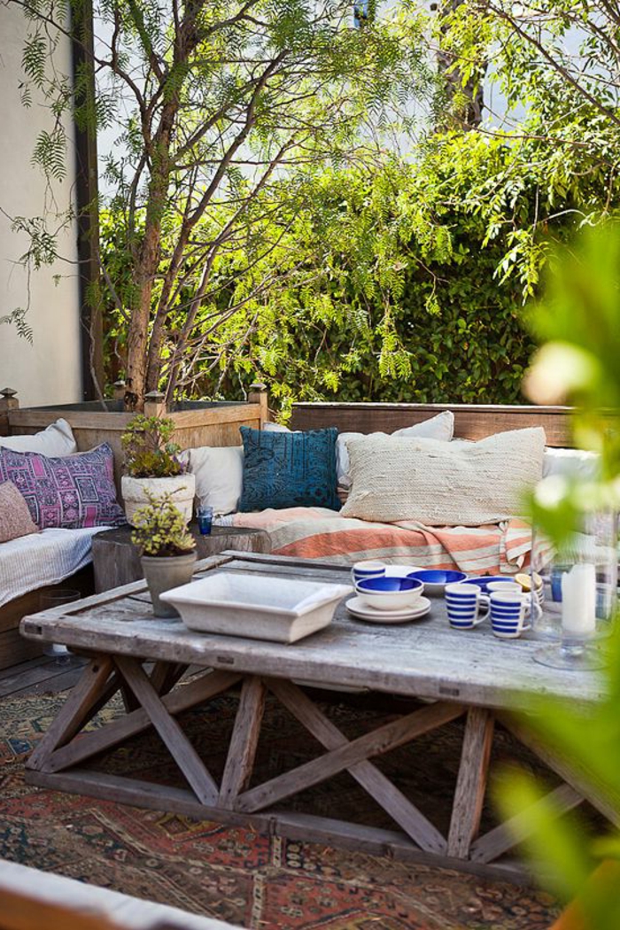 idee-deco-jardin-exterieur-meubles-d-extérieur-modernes-tables-d-extérieur-en-bois