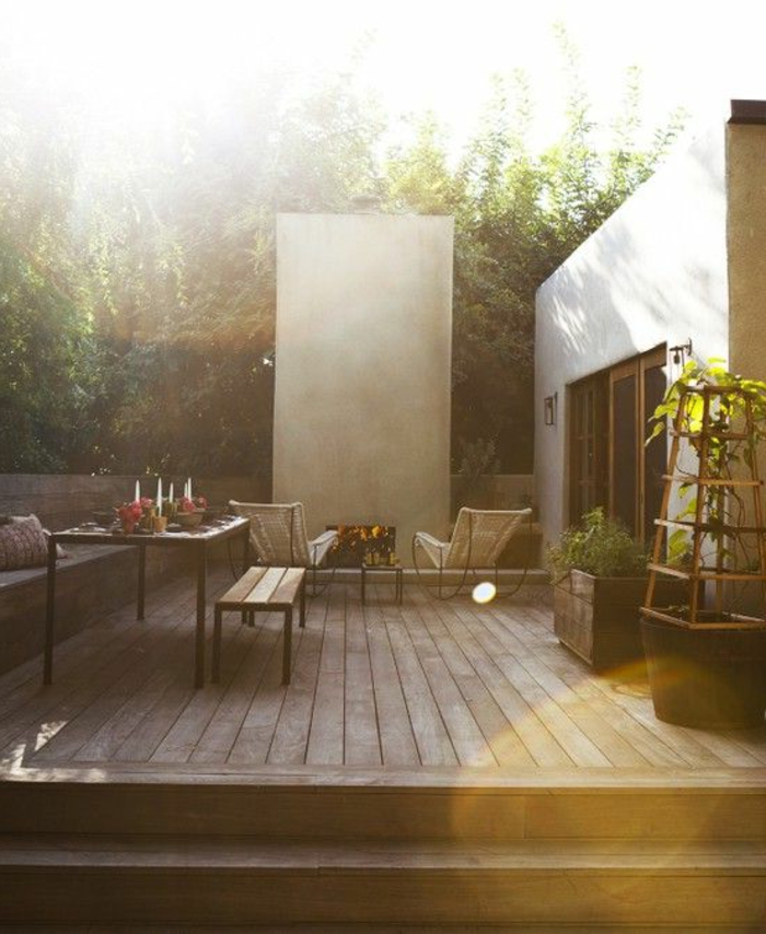 idee-deco-jardin-exterieur-sol-en-planchers-en-bois-et-meubles-d-extérieur-sur-la-terrasse