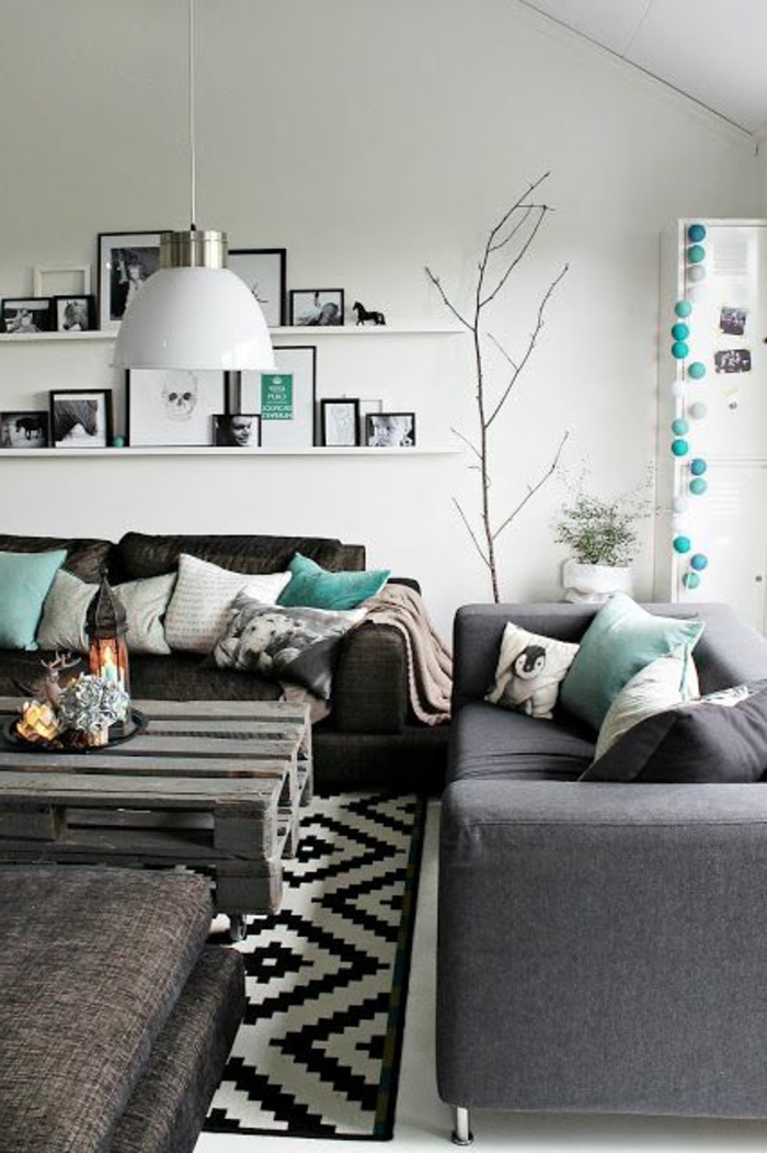 idee-deco-petit-salon-avec-canapé-gris-et-tapis-blanc-noir-avec-mur-blanc-et-arbre-decoratif