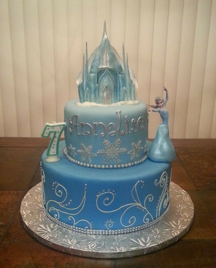 idée-déco-gâteau-anniversaire-fille-reine-des-neiges-gateaux-idées-bleu