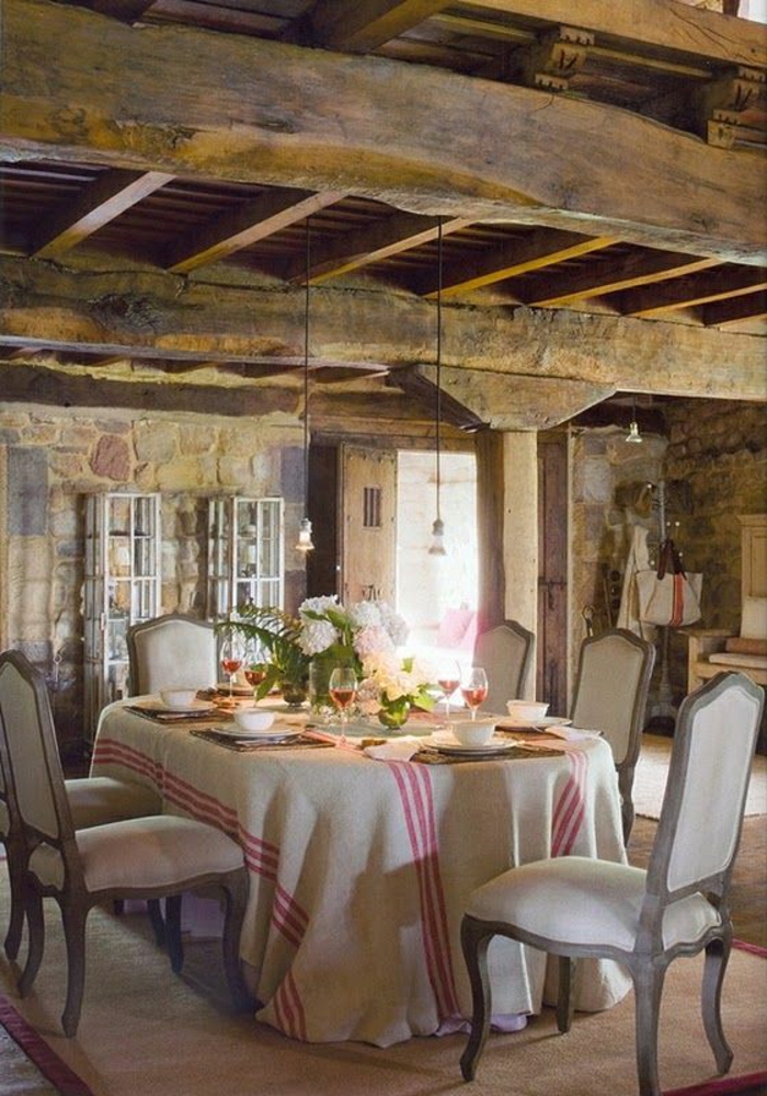 idée-déco-inspiration-table-avec-nappe-en-lin-belle-cuisine-salle-à-manger-rustique