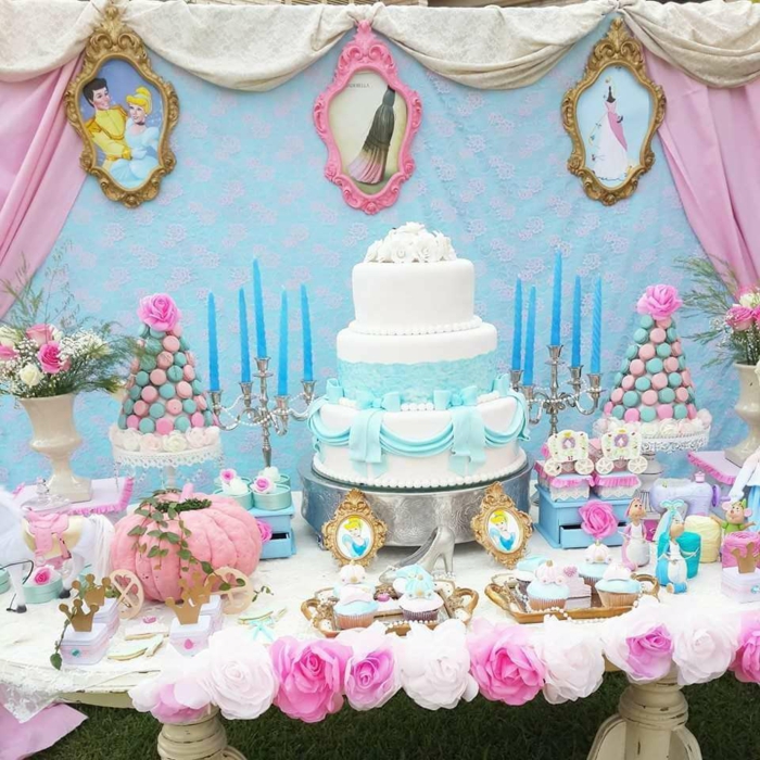 idées-déco-cendrillon-dessin-animé-inspiration-fête-décoration-originale-gâteau-bleu-et-blanc