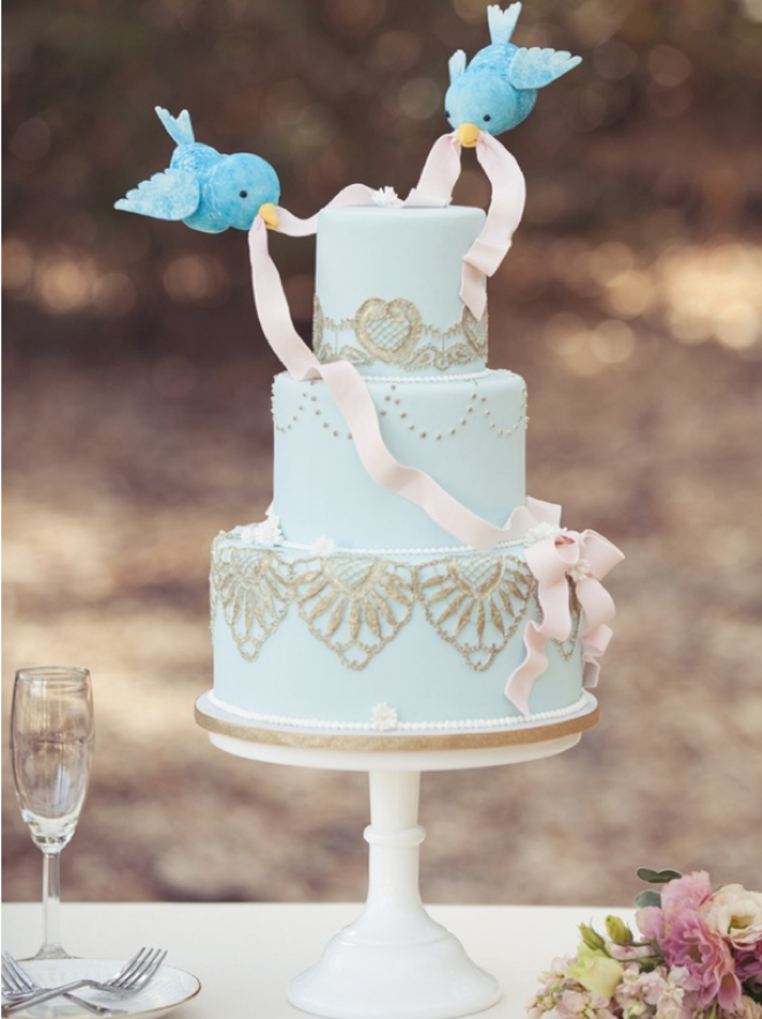 idées-déco-cendrillon-dessin-animé-inspiration-fête-décoration-originale-gâteau-bleu-oiseau