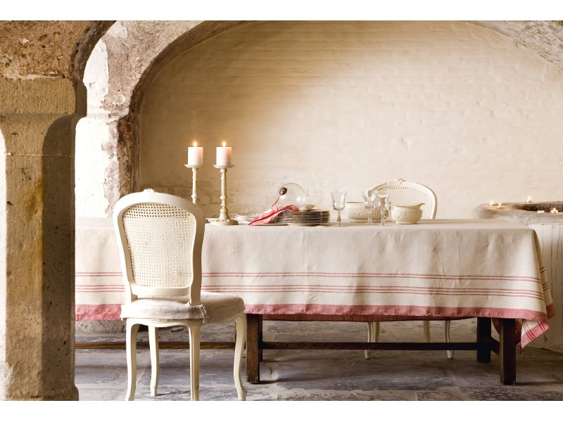 idées-nappe-ronde-lin-nappe-en-lin-table-à-manger-chaises-belle-salle-à-manger-rustique-bougies-cool