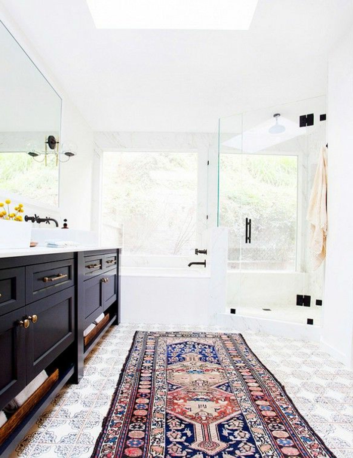 ikea-accessoire-salle-de-bain-avec-un-tapis-rétro-et-carrelage-à-motifs