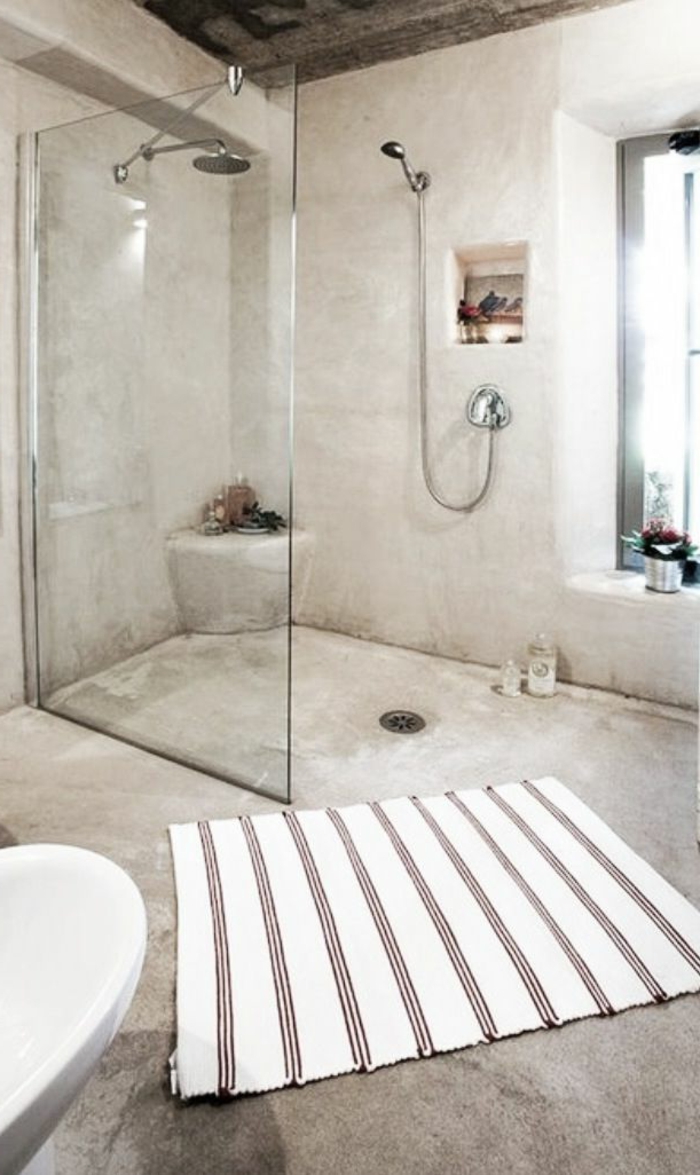ikea-accessoire-salle-de-bain-gris-avec-un-joli-tapis-de-douche-gris-à-rayures-beiges