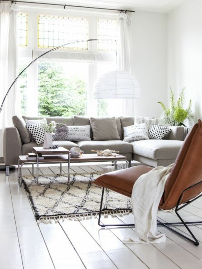 intérieurs-scandinaves-avec-meuble-norvegien-avec-sol-en-planchers-blancs-meubles-scandinaves