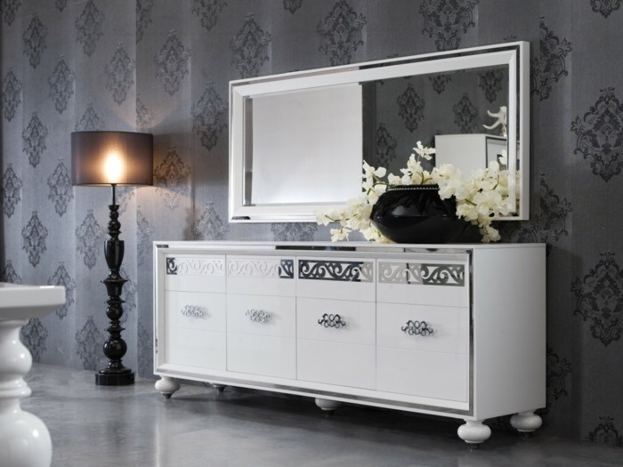 joli-bahut-blanc-laqué-avec-miroir-decoratif-dans-le-salon-avec-sol-gris