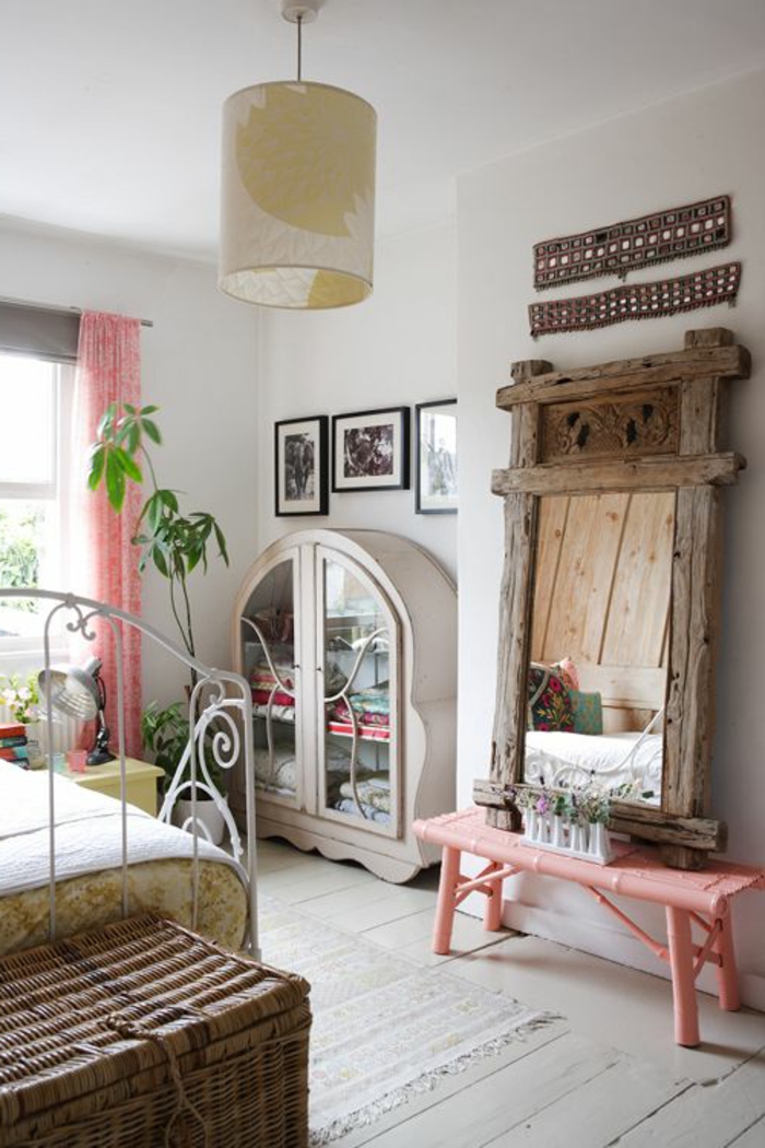 joli-banc-de-couleur-rose-murs-blancs-lustre-beige-meubles-bambou-dans-la-chambre-à-coucher