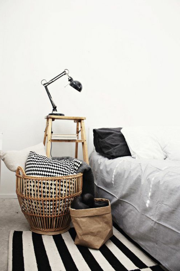 joli-coffre-en-bambou-pour-la-chambre-à-coucher-avec-tapis-a-rayures-blanches-noires