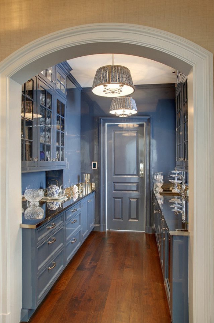 joli-cuisine-bleu-laquée-et-sol-en-planchers-en-bois-lustre-plafond-blanc-cuisine-de-luxe