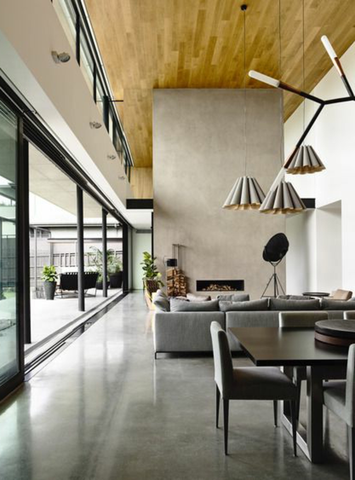 joli-salon-avec-leroy-merlin-beton-ciré-gris-foncé-plafond-en-bois-mur-beige-et-lustres-modernes-beiges