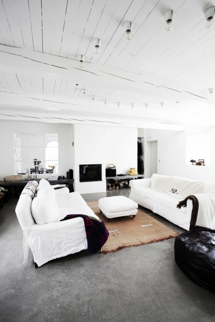 joli-salon-blanc-noir-avec-sol-en-béton-ciré-gris-et-plafond-en-planchers-blancs