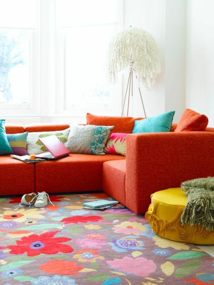 joli-salon-coloré-canapé-orange-avec-coussins-colorés-idee-de-deco-salon-moderne