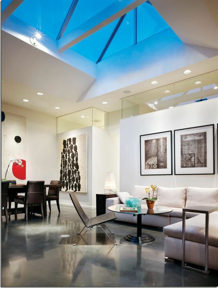 joli-salon-de-luxe-avec-béton-ciré-plan-de-travail-gris-salon-avec-plafond-en-verre