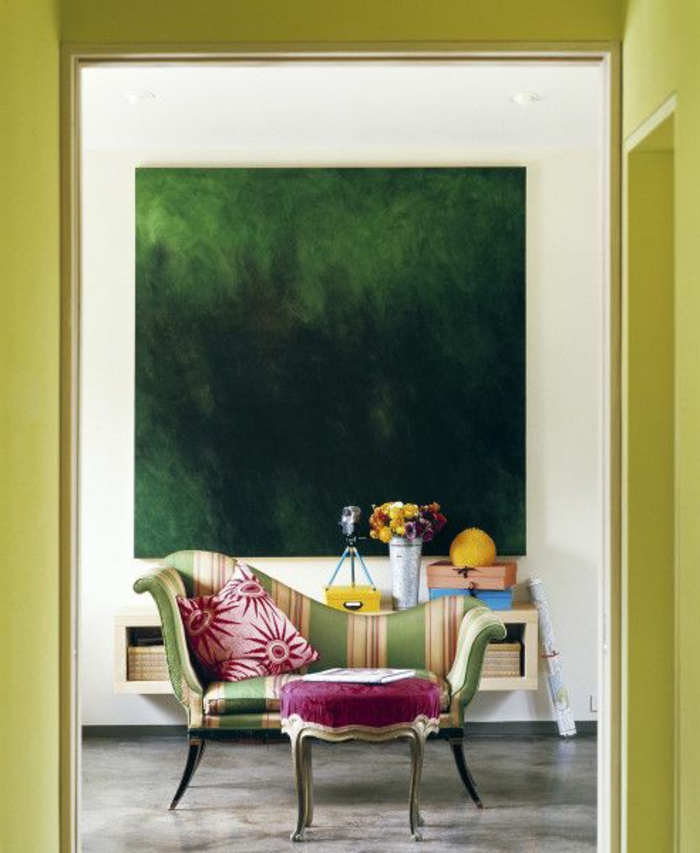 joli-salon-de-style-chic-fauteuil-coloré_et-peinture-grande-murale-dans-le-salon