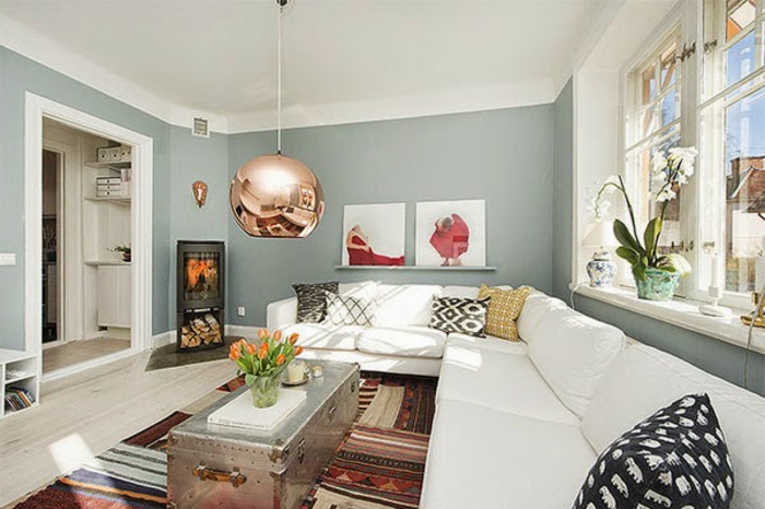 joli-salon-deco-nordique-avec-meuble-suedois-et-tapis-scandinave-couleur-beige-rouge