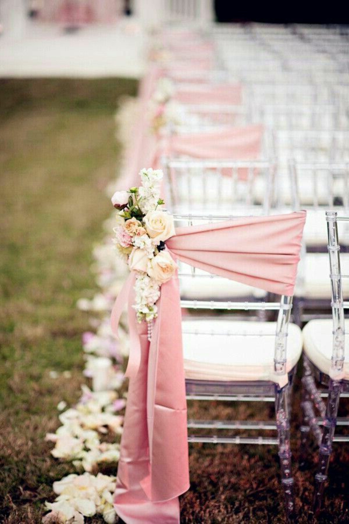 jolie-chaise-de-mariage-avec-decoration-avec-fleurs-et-une-jolie-decoration-pour-mariage-pas-cher-avec-hausse-de-chaise-pour-mariage-avec-ruban-rose
