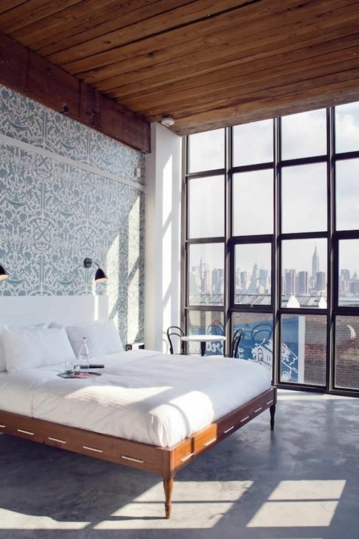 jolie-chambre-a-coucher-avec-sol-en-béton-gris-et-plafond-en-planchers-fenetre-grande-dans-la-chambre-a-coucher