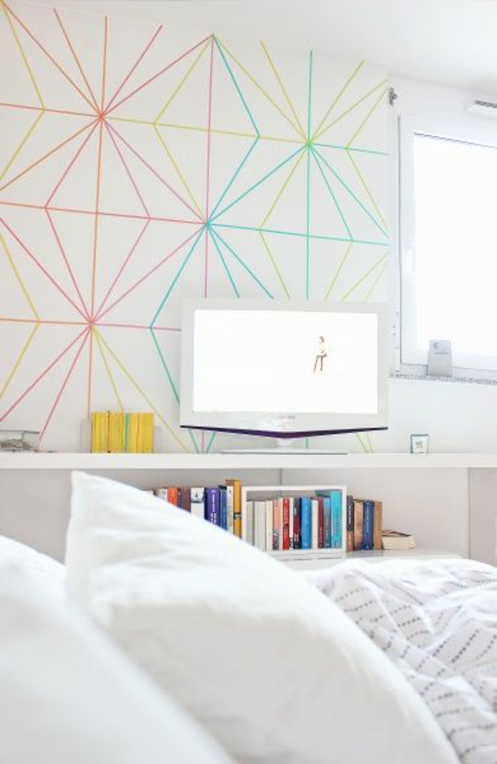 jolie-chambre-à-coucher-avec-tapisserie-leroy-merlin-geometrique-blanche-et-triangles-colorés