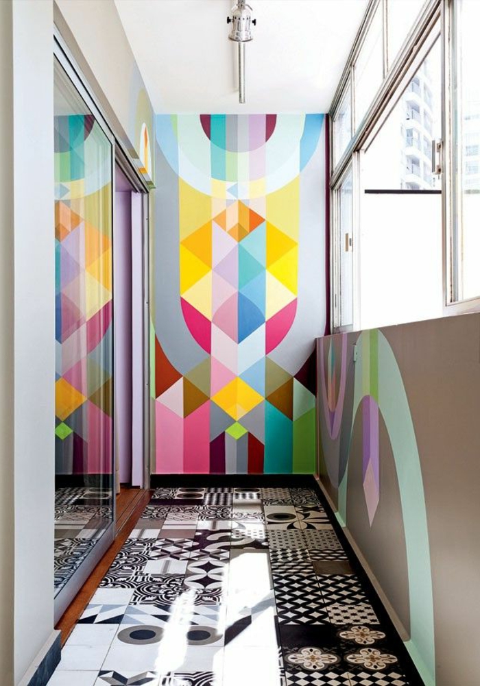 jolie-couloir-avec-tapisserie-leroy-merlin-geometrique-coloré-et-grande-fenetre