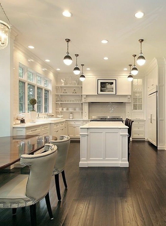 jolie-cuisine-americaine-blanc-gris-sol-en-planchers-gris-et-meubles-blancs-intérieur-blanc