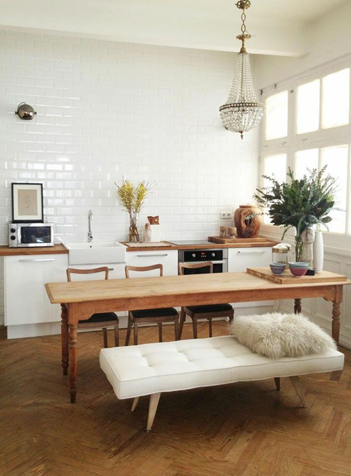 jolie-cuisine-avec-murs-en-carrelage-blanc-et-meubles-de-cuisine-pas-cher-mais-élégants