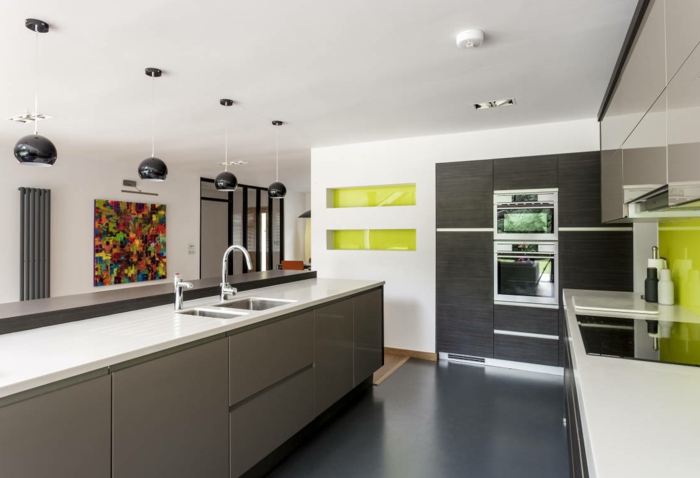 jolie-cuisine-avec-sol-en-béton-ciré-gris-dans-la-cuisine-contemporaine-avec-plafond-blanc