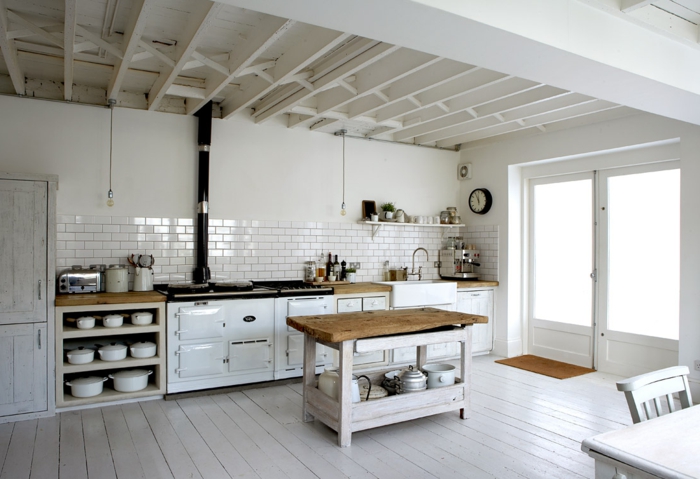 jolie-cuisine-avec-un-intérieur-blanc-sol-en-planchers-blancs-meubles-en-bois-de-couleur-blanc