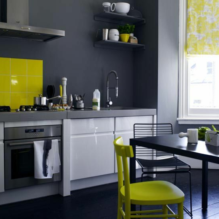 jolie-cuisine-laquée-gris-jaune-murs-gris-foncé-meubles-gris-chaise-et-table-de-cuisine