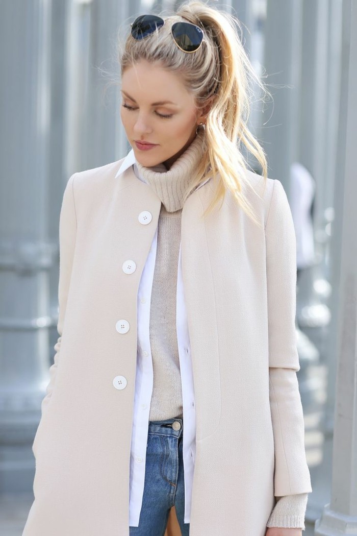 jolie-femme-blonde-avec-manteau-camaieu-beige-marche-sur-la-rue-mode-tendances-2015