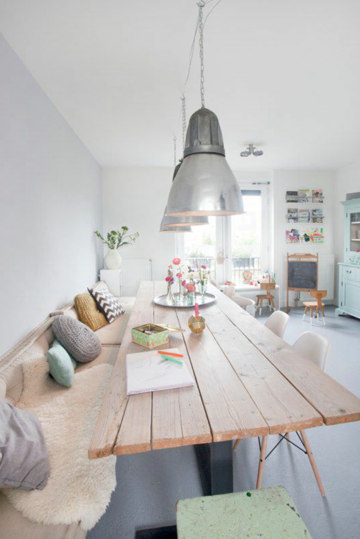 jolie-idee-de-deco-salon-et-salle-de-séjour-d-esprit-scandinave-meubles-clairs-plafond-et-murs-blancs