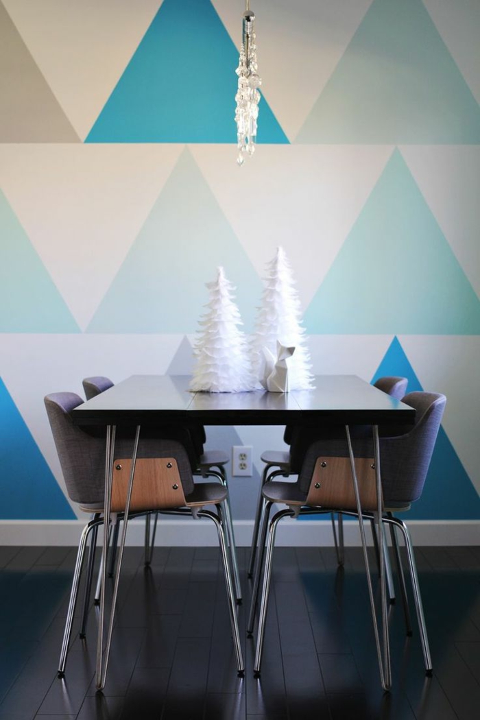 jolie-salle-de-séjour-avec-triangles-colorés-de-couleur-bleu-foncé-dans-la-salle-de-séjour