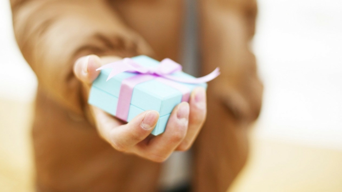la-meilleur-idée-cadeau-original-pour-femme-offrir-du-joi-cadeau-pour-elle-lui-offre