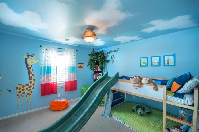 la-plus-belle-chambre-d-enfant-garçon-avec-murs-bleus-et-rideaux-colorés-à-rayures-rouges-bleus-blancs