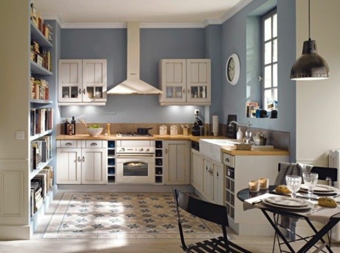 la-plus-belle-petite-cuisine-ouverte-avec-murs-bleu-foncé-sol-en-bois-et-carrelage
