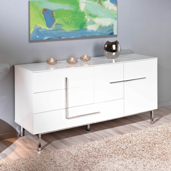 le-bahut-blanc-laqué-pour-le-salon-moderne-avec-tapis-beige-et-sol-en-parquette-clair