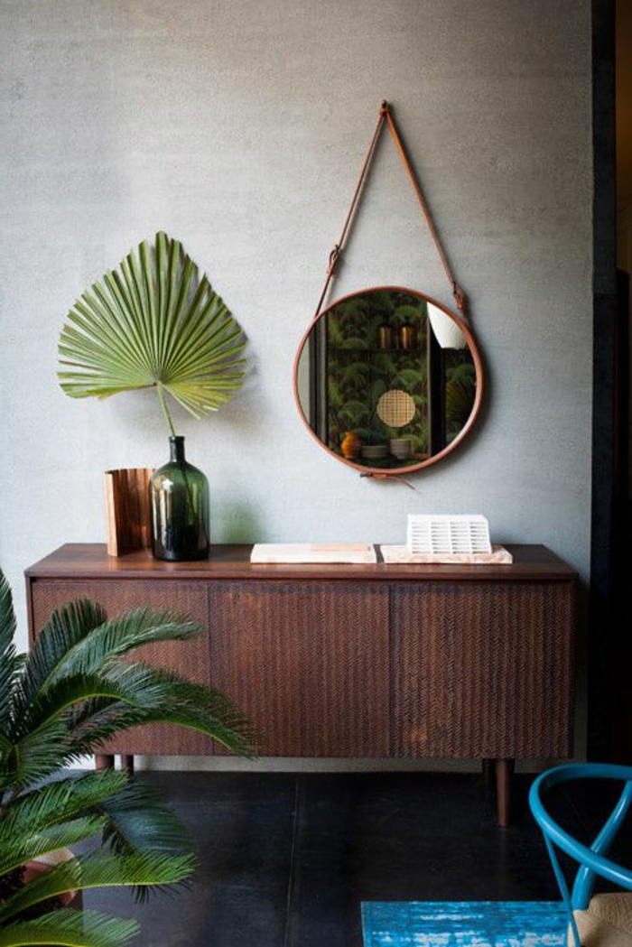 le-bahut-pas-cher-en-bois-foncé-mur-gris-et-decoration-avec-miroir-plante-verte-d-intérieur