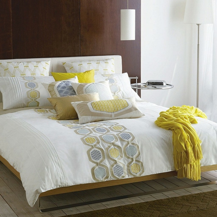 le-coussin-design-pour-canape-idée-à-faire-soi-même-le-lit-en-jaune