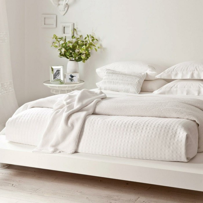 le-coussin-design-pour-canape-idée-à-faire-soi-même-lit-blanc