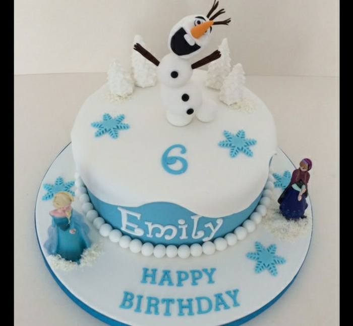 Gâteau reine des neiges en dégradé (Blog Zôdio)  Gâteau reine des neiges,  Gateau anniversaire reine des neiges, Reine des neiges anniversaire