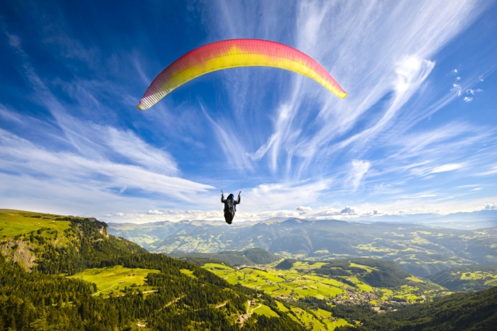 le-saut-parachute-belle-vue-de-l-hauteur-avion-images-la-beauté-de-la-nature-montagnes-vert