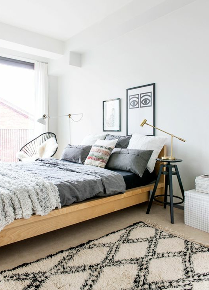 le-tapis-beige-dans-la-chambre-à-coucher-avec-deco-nordique-avec-meuble-suedois-et-tapis-scandinave