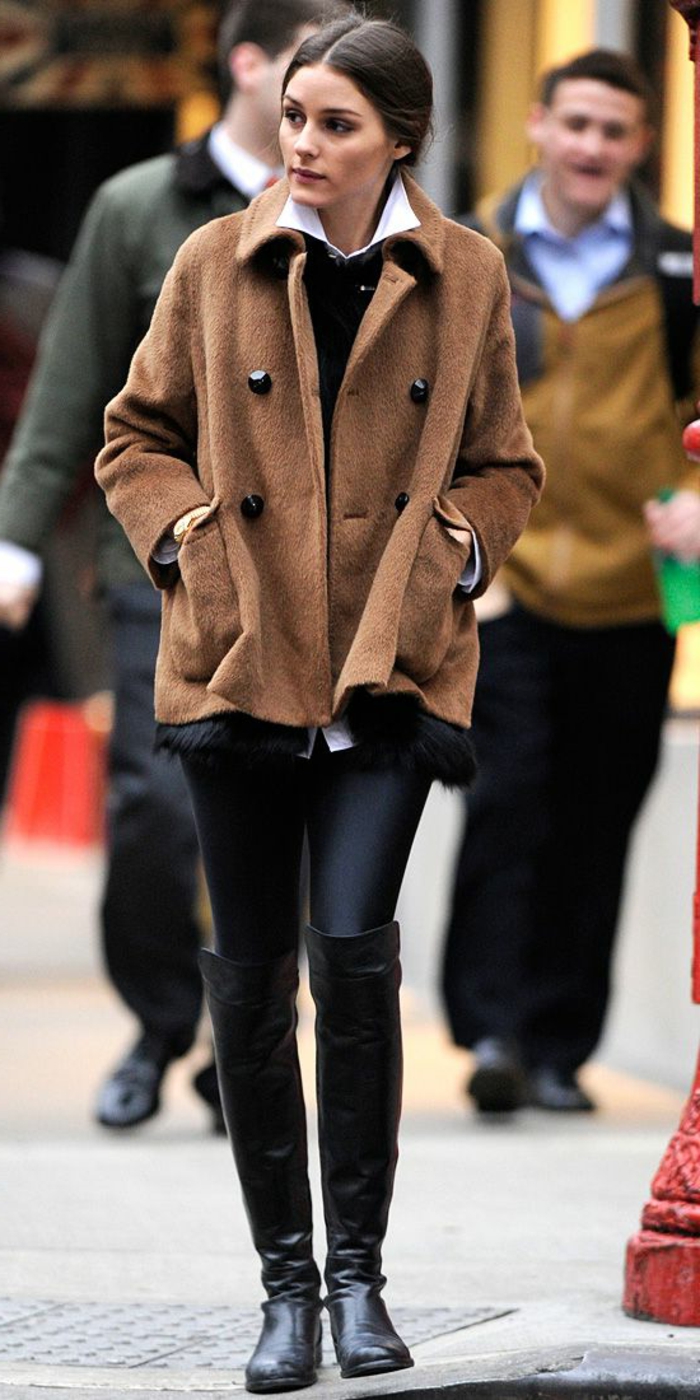 les-bottes-noires-très-tendances-pour-l-hiver-2016-une-femme-marche-sur-la-rue-avec-bottes-noires