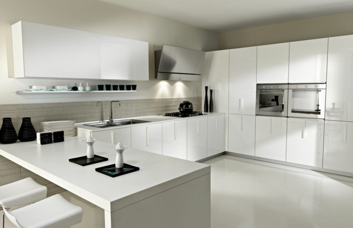 les-cuisines-blanches-avec-credence-couleur-blanc-meubles-de-cuisine-blancs-avec-chaises-de-bar